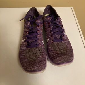 Nike size 7.5 tennis shoes. Knot material.